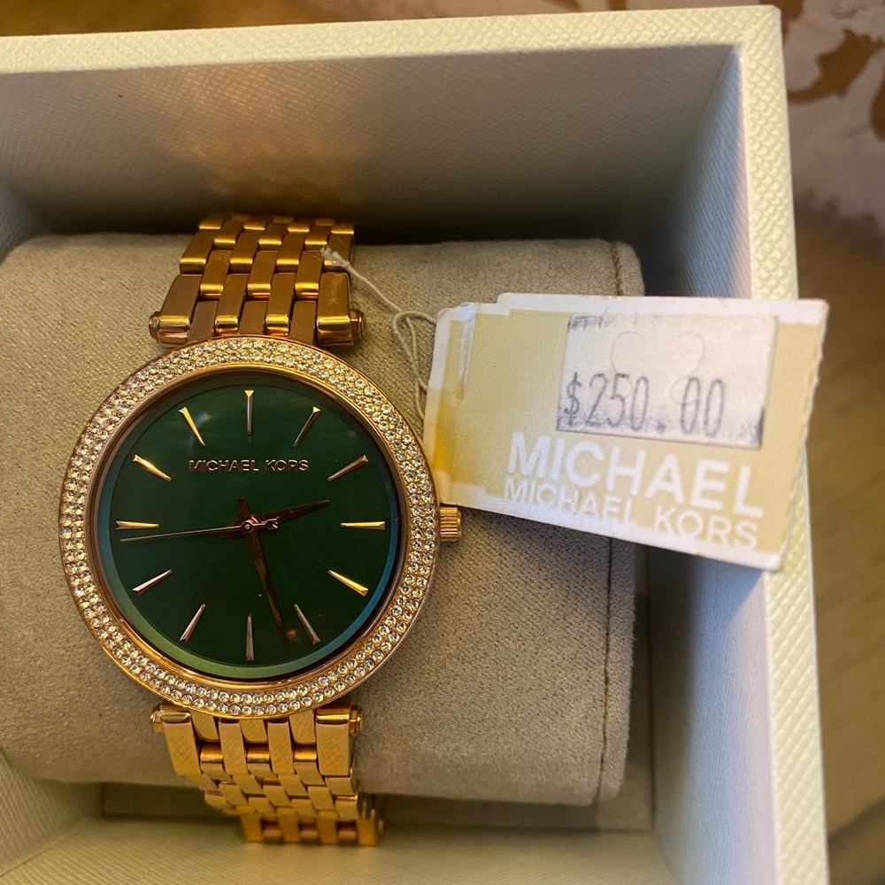 Michael Kors Gold and Green Watch
Only Been Worn One Tine For About 2 Hours .